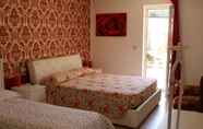 Bedroom 2 Le Tre Rose Bed & Breakfast