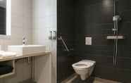 In-room Bathroom 3 Hampton by Hilton Paris Clichy