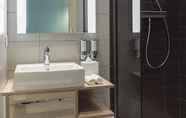 In-room Bathroom 7 Hampton by Hilton Paris Clichy