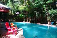 Kolam Renang The Bruce Resort