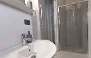 In-room Bathroom 6 Boulevard 900 - Comfort and Style - Entire Structure 12 Beds