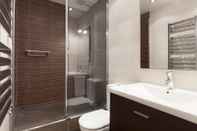 In-room Bathroom Akira Flats Roger de Flor Chic apartment