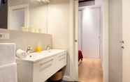 Toilet Kamar 6 Akira Flats Urgell Apartment