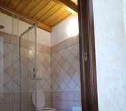 In-room Bathroom 2 La Grotta Delle Fate