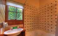 In-room Bathroom 7 Stanley Lakeside Spa Cabins