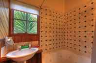 Phòng tắm bên trong Stanley Lakeside Spa Cabins