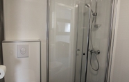 In-room Bathroom 5 Myre Overnatting