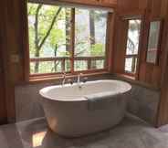 In-room Bathroom 6 Steamboat Inn