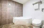 Toilet Kamar 5 Apple Hotel