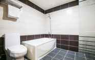 Toilet Kamar 6 Apple Hotel