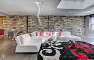 Ruang Umum 6 Destination Stays - LOFT HOUSE Quartier des Spectacles