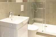 Toilet Kamar rent24 Apartments & Suiten P180