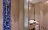 In-room Bathroom 7 Fairfield by Marriott Chennai Mahindra World City