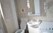 In-room Bathroom 7 Alexys Residence 8