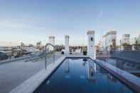 Swimming Pool Residencia Universitaria Claudio Coello - Campus Accommodation