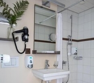 ห้องน้ำภายในห้อง 2 Budget Rooms Gstaad
