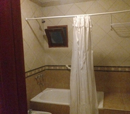In-room Bathroom 5 Hotel Shauard