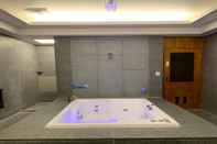 Kolam Renang Roman Vacation Motel