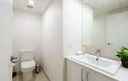 Toilet Kamar 4 Raphael, 2BDR Carlton Apartment