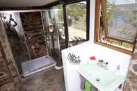 In-room Bathroom Cabo Do Mundo Casa Rural