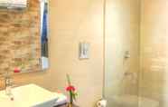 Toilet Kamar 4 Golden Roots Resorts & Spa