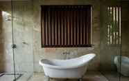 Phòng tắm bên trong 6 Villa Pasraman Baghawan