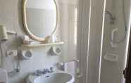 In-room Bathroom 4 Albergo Maggio