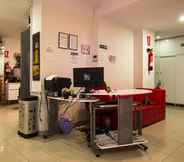 Lobby 5 Go Bcn Hostal Ideal Badal - Hostel