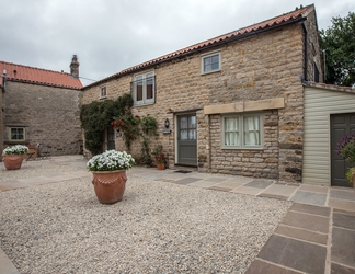 Exterior 2 The Cornmill Stable Cottages