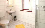 In-room Bathroom 6 Pension Poschmühle