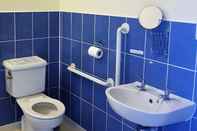 Toilet Kamar Ingoldale Fully Adapted Apartments