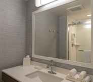 In-room Bathroom 7 Home2 Suites by Hilton Indianapolis Airport