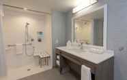 In-room Bathroom 6 Home2 Suites by Hilton Indianapolis Airport