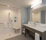 In-room Bathroom 6 Home2 Suites by Hilton Indianapolis Airport