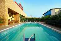สระว่ายน้ำ Hotel Excellency
