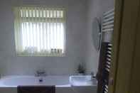 In-room Bathroom Cobden View