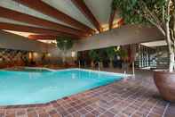 สระว่ายน้ำ Jasper Inn & Suites by INNhotels