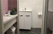 Toilet Kamar 7 Ocean Breeze Motel