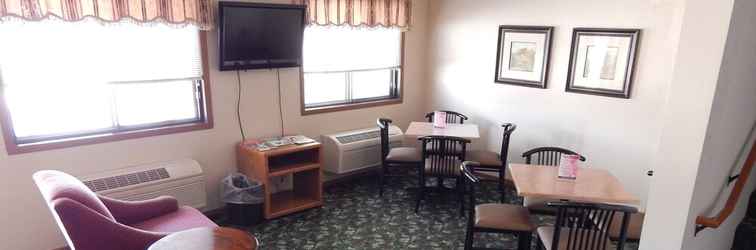 Lobi Carrington Inn & Suites