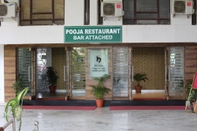 Exterior Hotel Pooja International