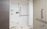 In-room Bathroom 5 Courtyard by Marriott Knoxville Downtown