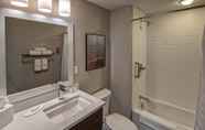 In-room Bathroom 2 TownePlace Suites by Marriott Hot Springs