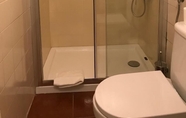 Toilet Kamar 3 Apartments Center Santos