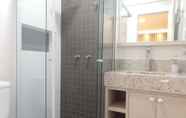 In-room Bathroom 4 MGui 307 - Apartamento Centro de Bombinhas