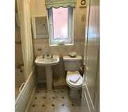 In-room Bathroom 5 42 Beaumont Rise Rental - Worksop
