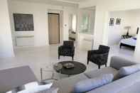 Ruang Umum Luxurious Apartment in le Palace