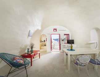 Lobi 2 White Cave Villa by Caldera Houses
