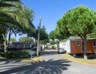 Bangunan 2 Camping Le Soleil de la Méditerrannée