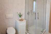 In-room Bathroom Eifel Dream Zingsheld