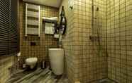 In-room Bathroom 6 Adamo Hotel